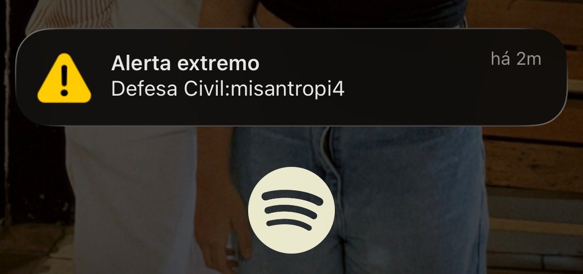 vitbcardi's tweet photo. eu assistindo filme de terror e essa desgraça toca no último volume https://t.co/Dl7d5JTIvC