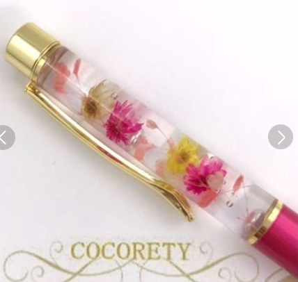 cocorety45's tweet photo. ボールペン　「ハーバリウムボールペン（ピンク）」NO.4349で検索

「花びらを閉じ込めた、甘く輝くピンク。」￥800 https://t.co/YwuOV3yfX5