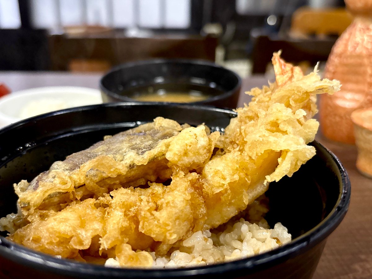 dr_fo1's tweet photo. 両国「元禄二八そば 玉屋」天丼かお蕎麦で日本酒が飲みたいと思って創業大正八年のこちらのメニューで玉屋定食1200円がそのどちらもで日本酒は大関を熱燗を頼んで相撲を支えてきたこの街でその歴史を感じる店内を眺めながら。でもってこのあとは代々木第二体育館でプロレス観戦を☺️ https://t.co/YvDEsOITxy
