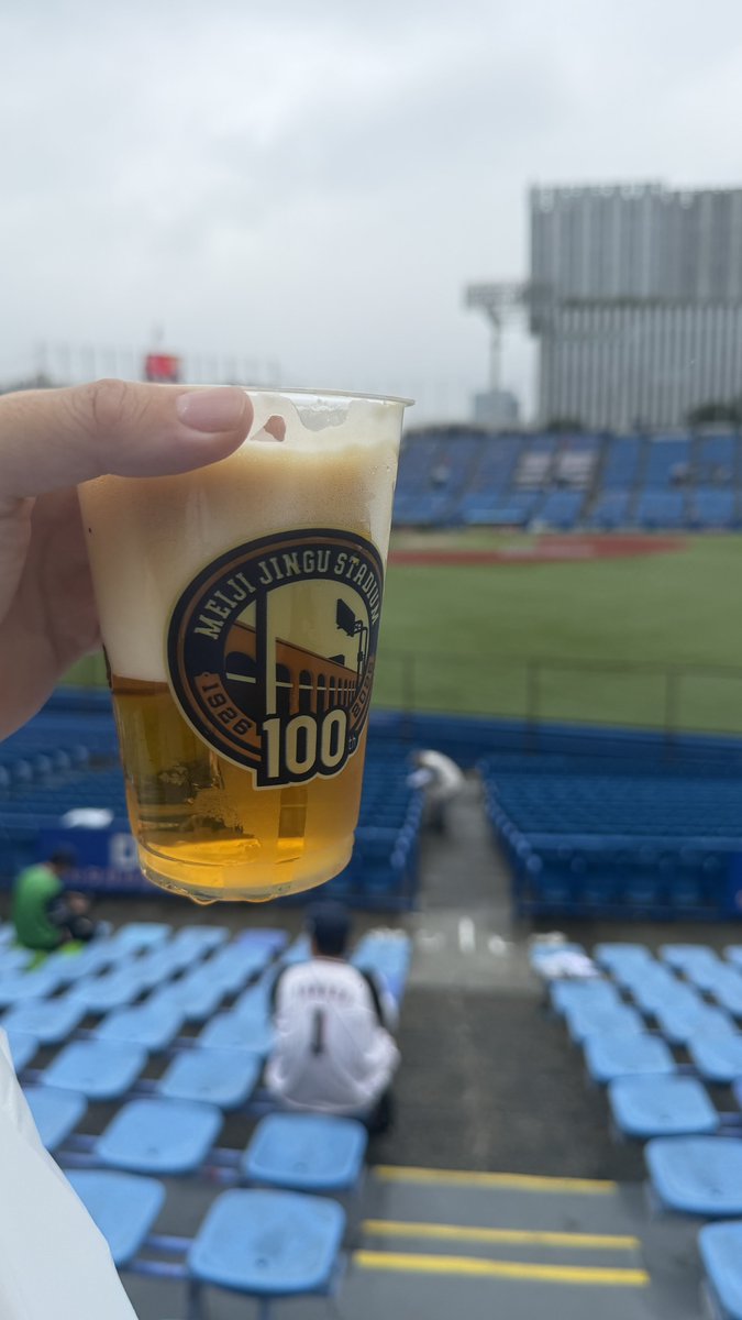 1221yakuman_ryo's tweet photo. 早速PERFECT BEER 🍻
マーブルミルコを注文して泡だらけだったけど美味しかった✌️
#swallows https://t.co/Vi3QvFggKv
