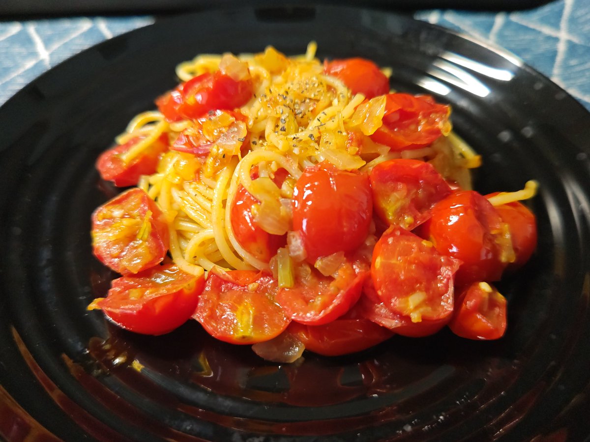 filmeliaV's tweet photo. (ようやく適正量の)ミニトマトパスタ作ったお前
ほどよい酸味がパスタに合うのですな
あと包丁を買いました
初カットは玉ねぎでした https://t.co/8eDwW9h0Up