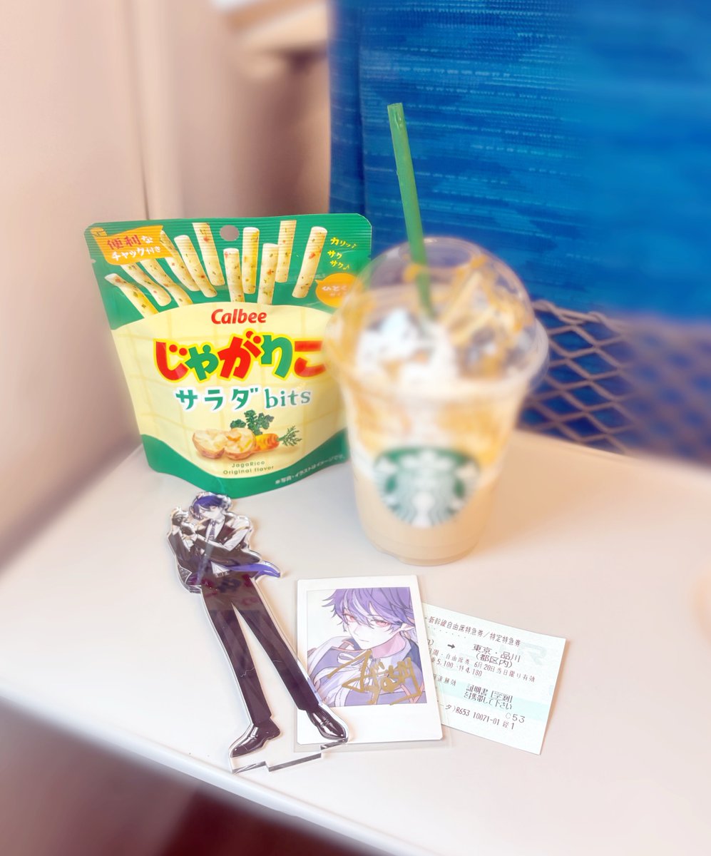 heir_i91's tweet photo. 新幹線乗った〜！🚄💨
スタバは新幹線来るまで待てなくて半分くらい飲んでしまった😵‍💫😵‍💫 https://t.co/nNT0AyzqoH
