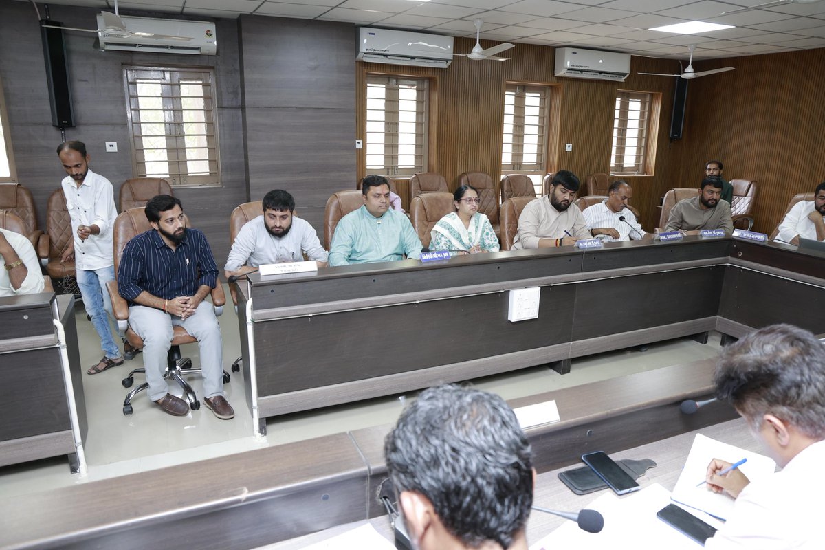 ikaushikvekaria's tweet photo. જૂનાગઢ કલેક્ટર કચેરી ખાતે જિલ્લા તેમજ મહાનગરના અધિકારીઓ સાથે સમીક્ષા બેઠક યોજી પ્રિ-મોન્સૂન કામગીરી તથા વિવિધ વિકાસલક્ષી કાર્યોની પ્રગતિ અંગે વિસ્તૃત ચર્ચા કરવામાં આવી.

બેઠક દરમિયાન વરસાદી મોસમને ધ્યાનમાં રાખી જરૂરી પૂર્વ તૈયારીઓ, નાગરિક સુવિધાઓ, સફાઈ વ્યવસ્થા, પાણી નિકાલની કામગીરી તેમજ જનહિતના વિવિધ વિકાસ પ્રકલ્પોની સમીક્ષા કરવામાં આવી. વિકાસ કાર્યો સમયબદ્ધ અને ગુણવત્તાસભર રીતે પૂર્ણ થાય તેમજ નાગરિકોને વધુ સારી સુવિધાઓ ઉપલબ્ધ બને તે માટે જરૂરી માર્ગદર્શન આપવામાં આવ્યું.
