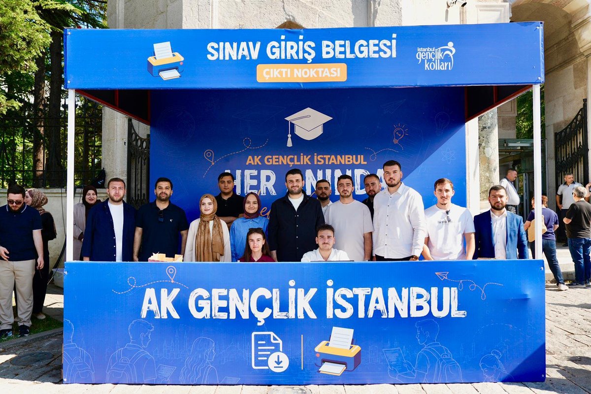 medyamuhtari's tweet photo. 🔴 Şu işin kıymetini, sınava girenler anlar..

Ak parti genclik kolları, YKS sabahı sınav giriş belgesini unutan veya belgesine ulaşamayan adaylar  için İstanbul'un 39 ilçesinde okul önlerine  belgesini kaybeden, evde unutan yada bulamayanlar için  "Sınav Giriş Belgesi Çıktı Noktaları" kurdu.

Teşekkürler gençler..
#YKS2026