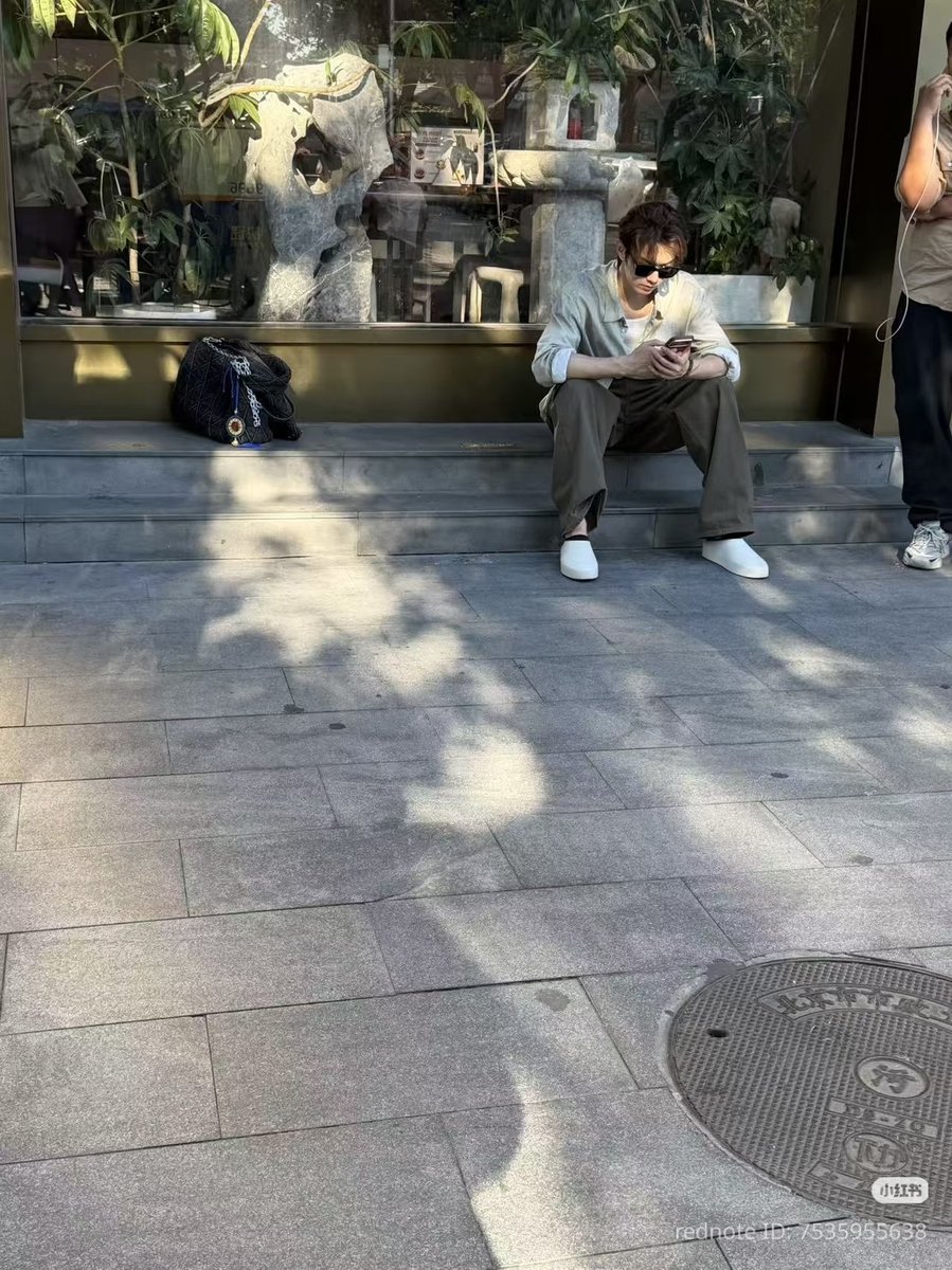 fatmacuyy's tweet photo. Xukai beneran menikmati hidup sebagai orang biasa diatas karirnya sebagai Aktor. ☺
Untungnya dia gk pernah ambil jalur Traffic, jadi bisa santai menjadi warga biasa. 
Jalan-jalan di forbidden city yang rame itu tanpa masker... Gokil sih. 

Dan 1 hal yang gw notice, Xu Kai kalo makan selalu usahain duduk atau jongkok. Etika makan yang mungkin sudah banyak orang lupa. ☺