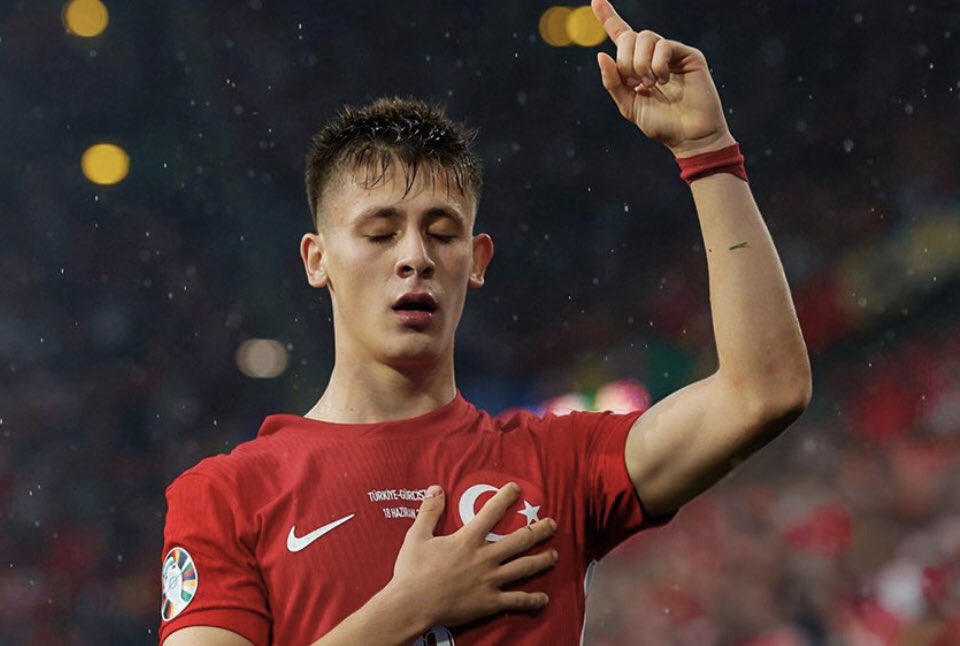 serenhanadmigiI's tweet photo. Din tüccarları yenildi
Sahte milliyetçiler yenildi
Ak partililer yenildi

Tek bir gol dahi atamadan 24 sene sonra katıldıkları dünya kupasında 48 takım arasından 47. olarak elendiler

Lokmalar dökülsün şerbetler dağıtılsın bugün bizim bayramımız ❤️ https://t.co/2gNpmWeIW6