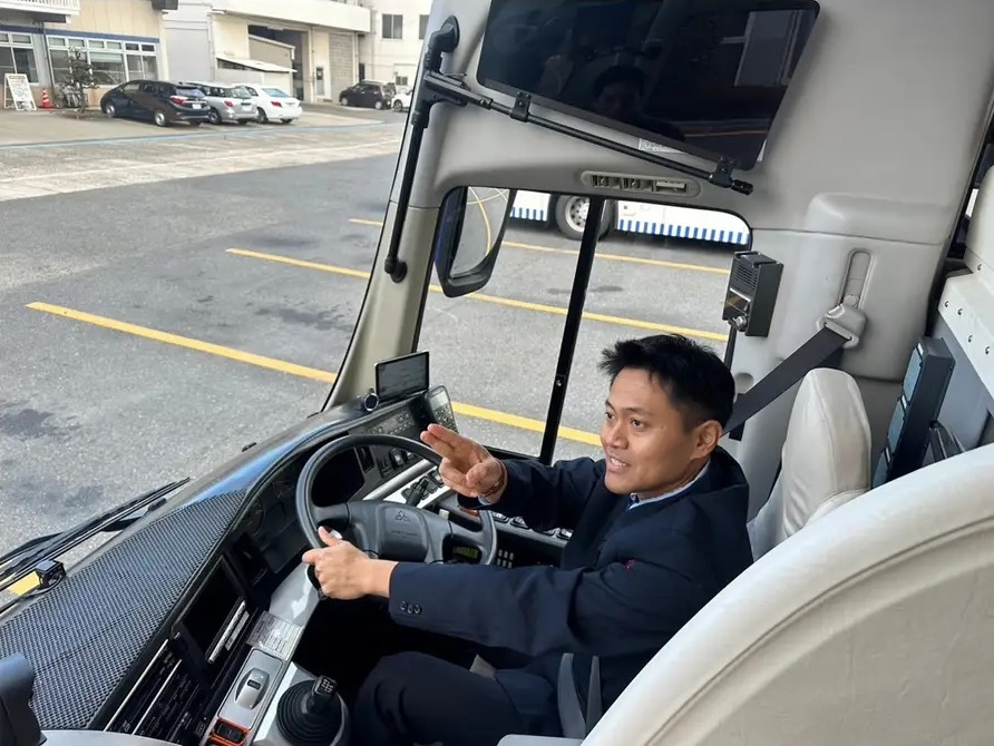txttransportasi's tweet photo. Bangga, semakin banyak WNI di luar negeri yang sukses berkarir di sektor transportasi.

Tercatat saat ini sudah terdapat beberapa WNI yang telah lolos berkarir menjadi sopir bus di Jepang.

1. Iyus Jimin → Ryobi Group
2. Saruman Purwanto → Tokyu Corporation
3. Mahatmi Rismartanti → Tokyu Corporation
4. Bagus Endra Wardana → Tokyu Corporation
5. Azzam Al Antar → Meitetsu Bus
6. Dwi Harjanto → Meitetsu Bus
7. Seto Ramadhan Siswadi → Meitetsu Bus

Perjalanan mereka untuk menjadi sopir bus di Jepang tidaklah mudah, mereka perlu mengikuti program Tokutei Ginou (特定技能) atau Specified Skilled Worker (SSW).

Keberhasilan rekan² WNI kita juga tidak lepas dari perubahan kebijakan imigrasi yang dilakukan pada tahun lalu.

Pemerintah Jepang merevisi undang² imigrasi untuk memperluas penerimaan pekerja asing, termasuk di sektor transportasi darat yang mencakup taksi & bus.

Dikutip dari Kompas per 2025 penghasilan kotor sopir bus di Jepang dalam setahun dapat mencapai ¥4,5 juta atau setara Rp450 juta. Artinya penghasilan rata² sebulan sekitar Rp37,5 juta, belum termasuk lemburan.

Keuntungan menjadi sopir bus di Jepang tentu bisa lebih nyaman nyetirnya, kondisi lalu lintasnya juga lebih tertib, tidak seperti di Indonesia.
