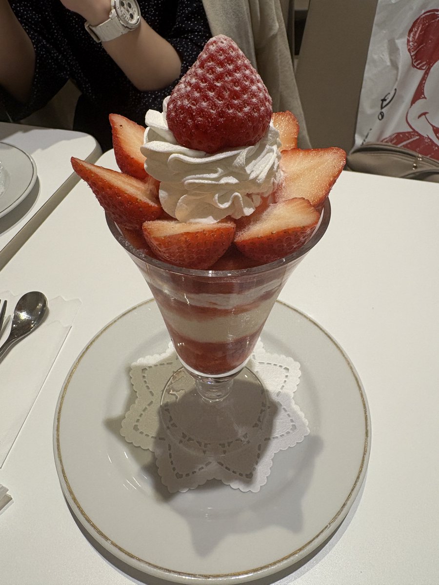 ryumala's tweet photo. 資生堂は美味しかった🍓 https://t.co/V7oZLRNMjG