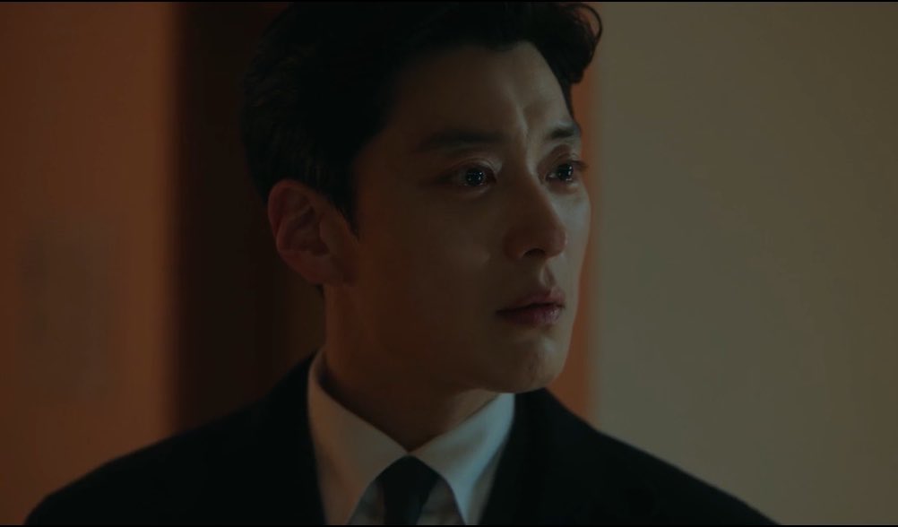 kdrama_outofbox's tweet photo. He’s really the most hardworking villain. Man has enough time to be a loving father, visit his uncle in the hospital, torment his aunts, take over a conglomerate, threaten building owners, visit shin Seori at her apartment, bully his cousin, hold board meetings and still plan a couple of murders on the side.