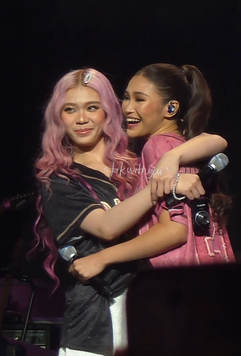 itsamanthuh's tweet photo. Is it just me or bagay talaga si Jhoanna sa pink?

#BINI_SIGNALS_MANILAD1 #BINI_SIGNALS_WORLDTOUR_2026 https://t.co/3YJEs0W8Wy