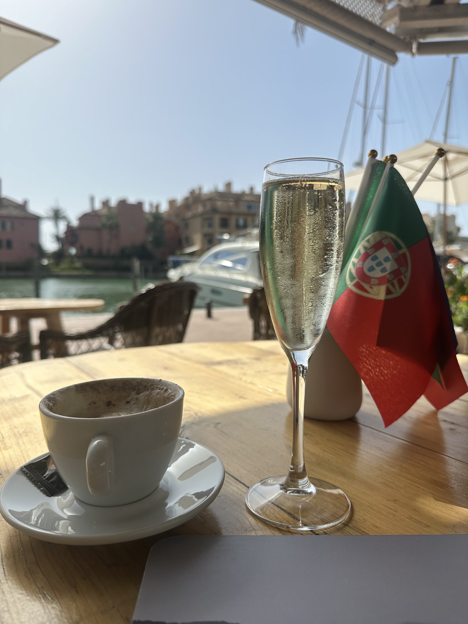 2 pic. Morning X 🫶🏽 Decided to take myself for a champagne breakfast 🥂 Happy Saturday, lots of love 🧡 https://t.co/uuOJKiGur6