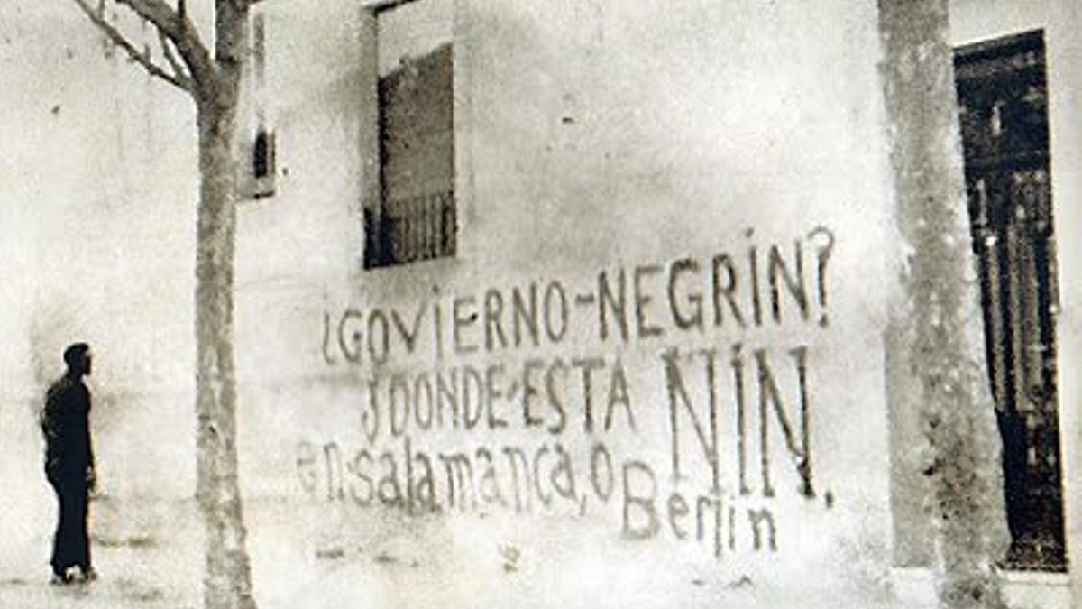 Dario_Madrid_F's tweet photo. “¿Dónde está Nin? En Salamanca o en Berlín.”
Había sido asesinado por los comunistas estalinistas en Alcalá de Henares.
El 20 de enero de 1937 fue la última vez que fue visto con vida a Andrés Nin. Había sido detenido el 16 de junio. En mayo los nacionalistas, socialistas y comunistas habían andado a tiro limpio por las calles de Barcelona con los anarquistas de la CNT-FAI y los marxistas contrarios a Stalin del Partido Obrero de Unificación Marxista.
Nin era líder de POUM. Una vez detenido fue trasladado de forma secreta a una prisión ilegal, una checa, sita en Alcalá de Henares. Los comunistas lo torturaron de todas las formas posibles tratando de que confesara que era un agente de Gestapo y de Franco. 
No lograron que Nin confesara. Según contó Jesús Hernández (ministro de Educación del PCE) Nin se resistió hasta el agotamiento quedando su rostro desfigurado. Otros cuentan que el jefe de la policía secreta soviética en España Alexander Orlov, apodo del Leiba Lazarevich Feldbin, ordenó que lo desollaran vivo. Los estalinistas acusaban a Nin de ser un partidario de León Trotsky. Su cuerpo nunca apareció.
Orlov, por cierto, desertó cuando se encontraba destacado en Canadá y se exilió en Estados Unidos donde escribió un libro titulado “Historia Secreta de los Crímenes de Stalin", donde reveló muchos detalles de su participación en las purgas y el espionaje soviético. Prefirió no disfrutar del “paraíso del proletariado”.
Para tapar el asesinato los comunistas difundieron el bulo de que había sido liberado por agentes de la Gestapo disfrazados de brigadistas internacionales. Además de forma irónica se hacían la pregunta “¿Dónde está Nin?”, respondiéndose “En Salamanca o en Berlín”.
#GuerraCivilEspañola #HistoriadeEspaña #GuerraCivil #Comunistas #POUM