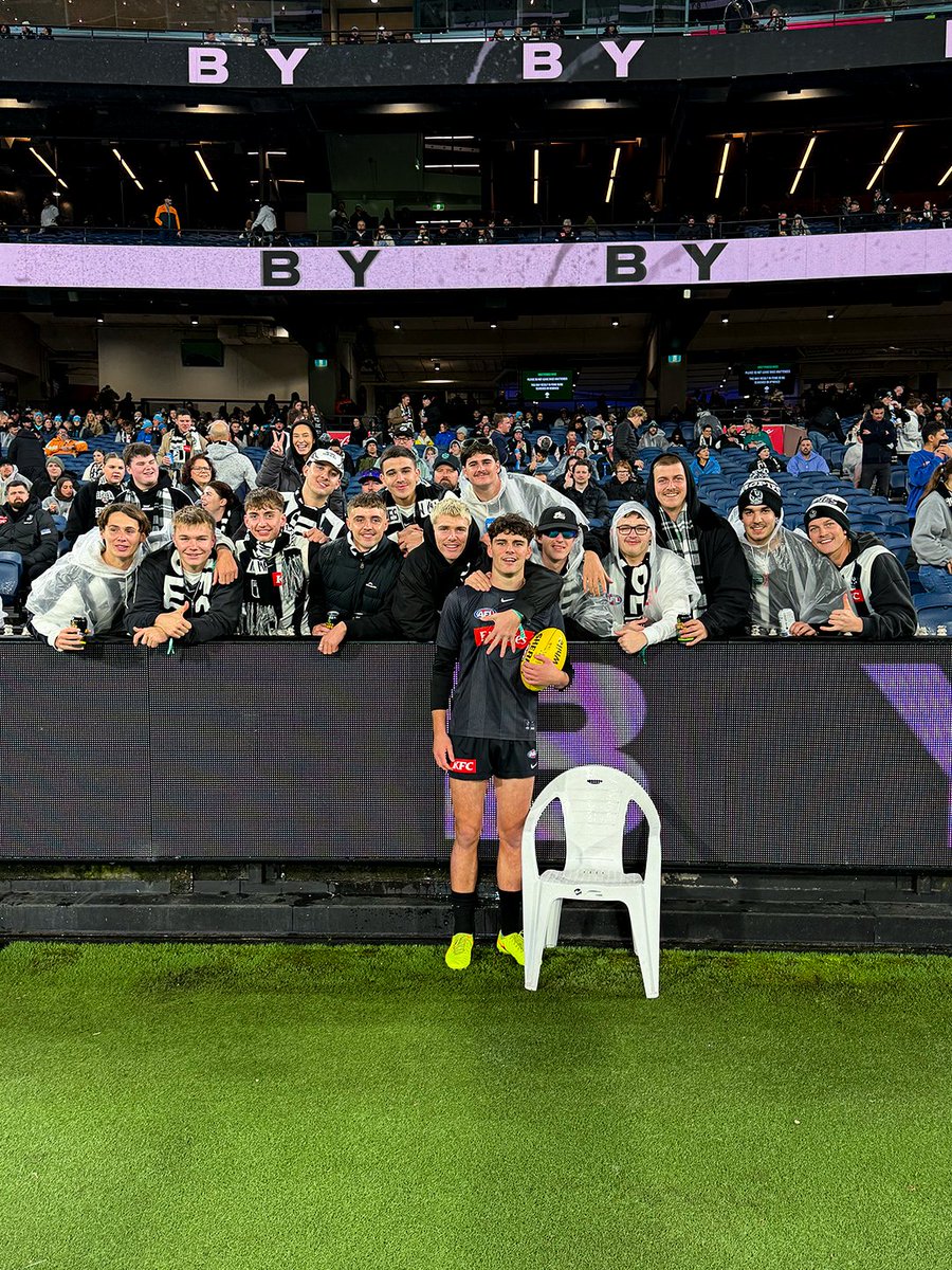 CollingwoodFC's tweet photo. Swads and his army 🥹

Sam Swadling's mates have travelled from Perth for his debut tonight 🙌 https://t.co/OYAMslQdPu