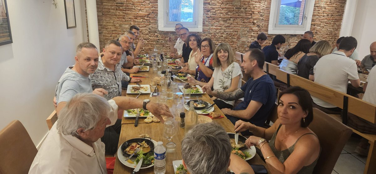 ViscaTolosa's tweet photo. Quelques photos de l'AG de notre association 💜 hier soir au Restaurant la Terrasse, merci à Laura et Jérôme pour votre superbe prestation où nous avons pu également voir en deuxième partie de soirée la 1/2 finale du Top14 du @StadeToulousain ❤️🖤 https://t.co/l2Ty5WdyJC