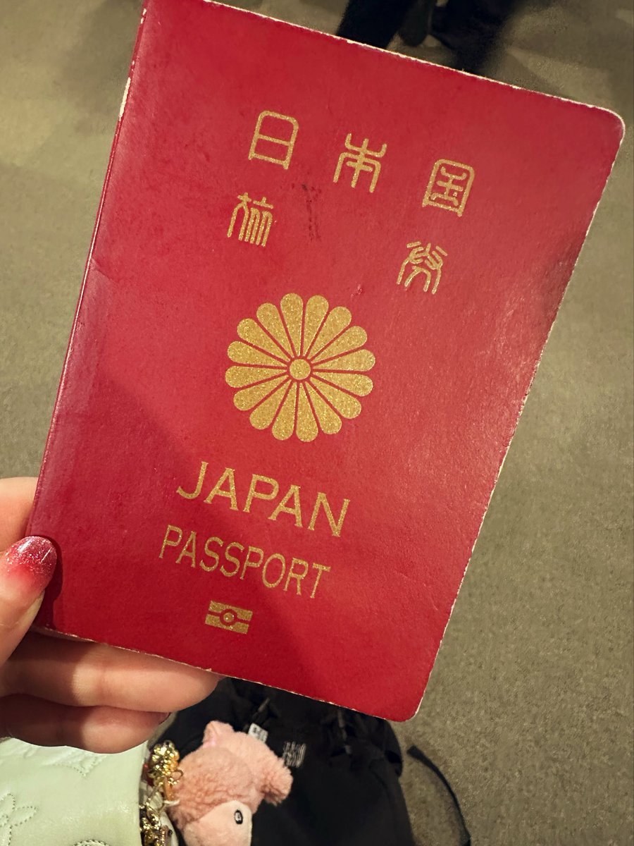 rituchan29's tweet photo. 今日からミニ留学行くんだ���ど私まだお花お礼と最後のありがとう日記書いてないンダヨネ。こないだスイッチ入ったあれはどこ行った？？🤔
あと5月W1位バナー一生アップされないんだけど😇卒業しきれん😇

相変わらず雨女パワー発揮してますけど行ってきますわよ👸 https://t.co/mSQ9qAvflN