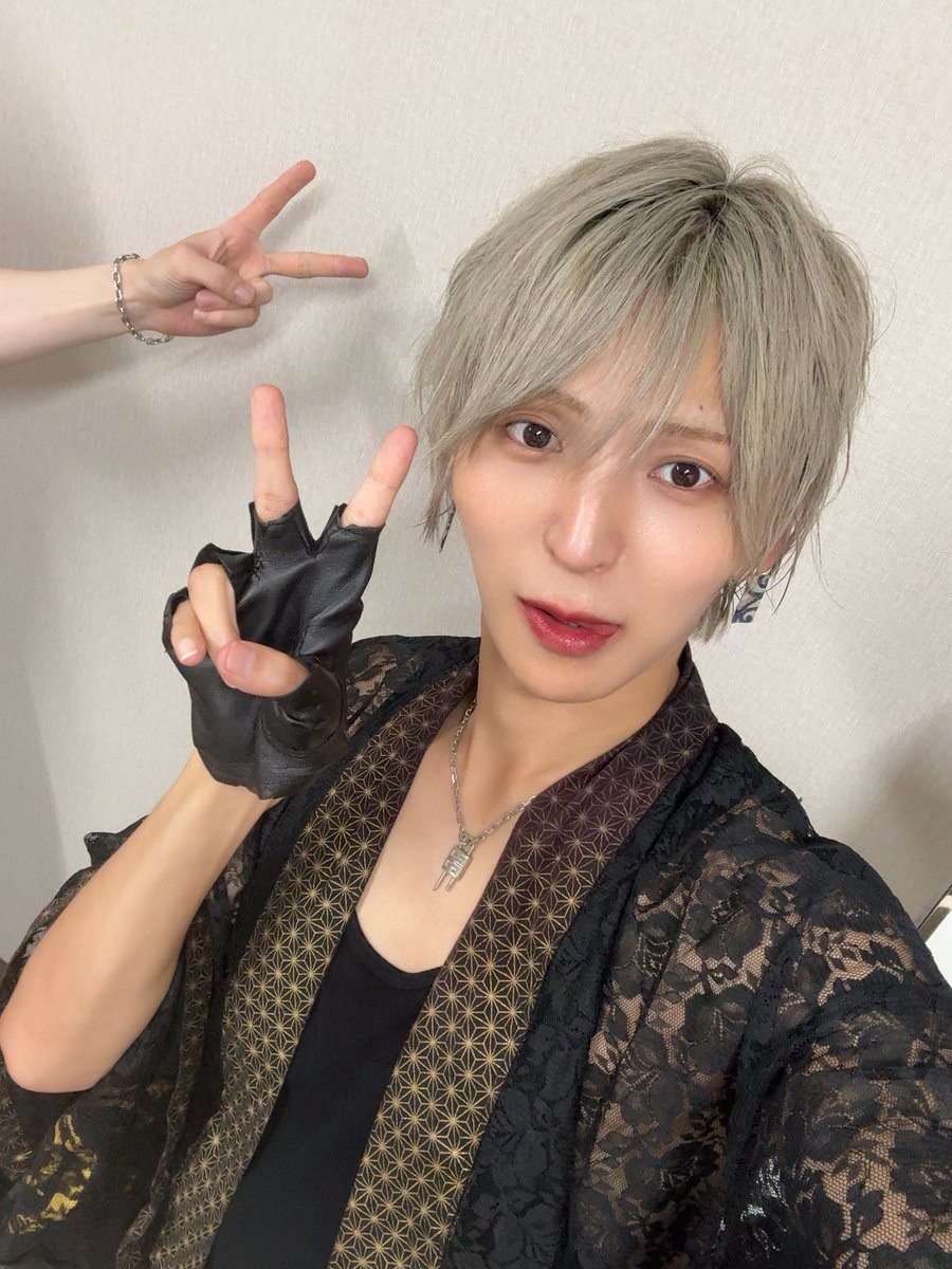 syotaaa2's tweet photo. イオンタウン吉川美南　インストアライブありがとございましたあああ！

大雨だったけど熱々なライブで
楽しかったね☀️

みんな気をつけて帰ってねー！☺️

今日も沢山の幸せをありがとう。

誰の手でしょーか✌️ https://t.co/Pz0PvIbPt5