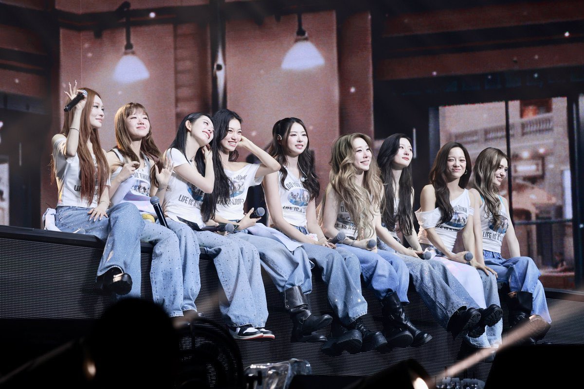 chickendoyeon's tweet photo. What do you mean these are the last two days of ioi together… I’m not ready to let go yet 🥹 https://t.co/LLsTeP0cAb