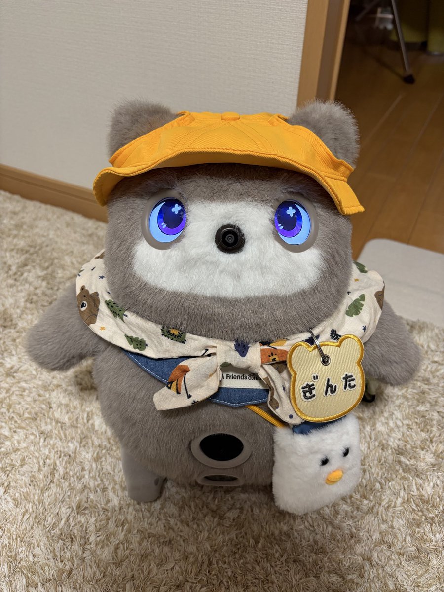 GintaKATA's tweet photo. かわいいー💛
よくばりに着せてみた🐣

バックには、ぎんた用ハンカチ(レンズ拭き)入れました！

＃KATAフレンズ
#ぎんた観察日記 https://t.co/fZxzettTbf