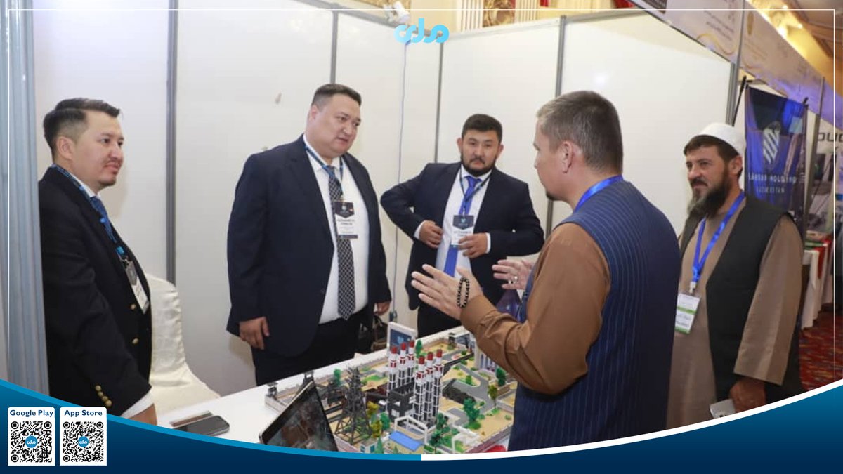 rtadarinews's tweet photo. افتتاح نمایشگاه و نشست‌های تجاری میان افغانستان و قزاقستان

مجمع افغان – قزاق با حضور نورالدین عزیزی وزیر صنعت و تجارت، سریک ژونمانگارین، معاون صدراعظم و وزیر اقتصاد ملی قزاقستان و دیگر مقام‌ها امروز (شنبه، ۳۰ جوزا) برگزار شد.

نورالدین عزیزی در سخن‌رانی خود گفت که حجم تجارت میان افغانستان و قزاقستان از سال ۲۰۲۲ تا ۲۰۲۵ میلادی حدود ۱۰۰ درصد و نسبت به سال گذشته ۴۱ درصد افزایش یافته است.

آقای عزیزی افزایش تجارت دو کشور تا سقف ۳ میلیارد دالر را «هدف واقع‌بینانه و قابل دست‌یابی» خوانده و تأکید کرد که این هدف نیازمند توسعه همکاری‌های بانکی، تقویت ترانزیت و افزایش فرصت‌های سرمایه‌گذاری می‌باشد.

در ادامه سریک ژومانگارین گفت، افغانستان ظرفیت کافی برای گسترش روابط و تبدیل‌شدن به مرکز اتصال کشورهای آسیایی را دارد. او اعلام کرد قزاقستان علاقه‌مند سرمایه‌گذاری در بخش‌های مختلف در افغانستان است.