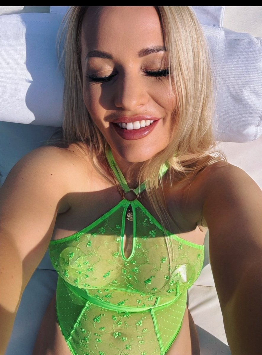 pauseforthecaus's tweet photo. The face of perfection. The smile you want to crave, the smile thats only made when sacrifice is done for her https://t.co/XhnCqD5dZA