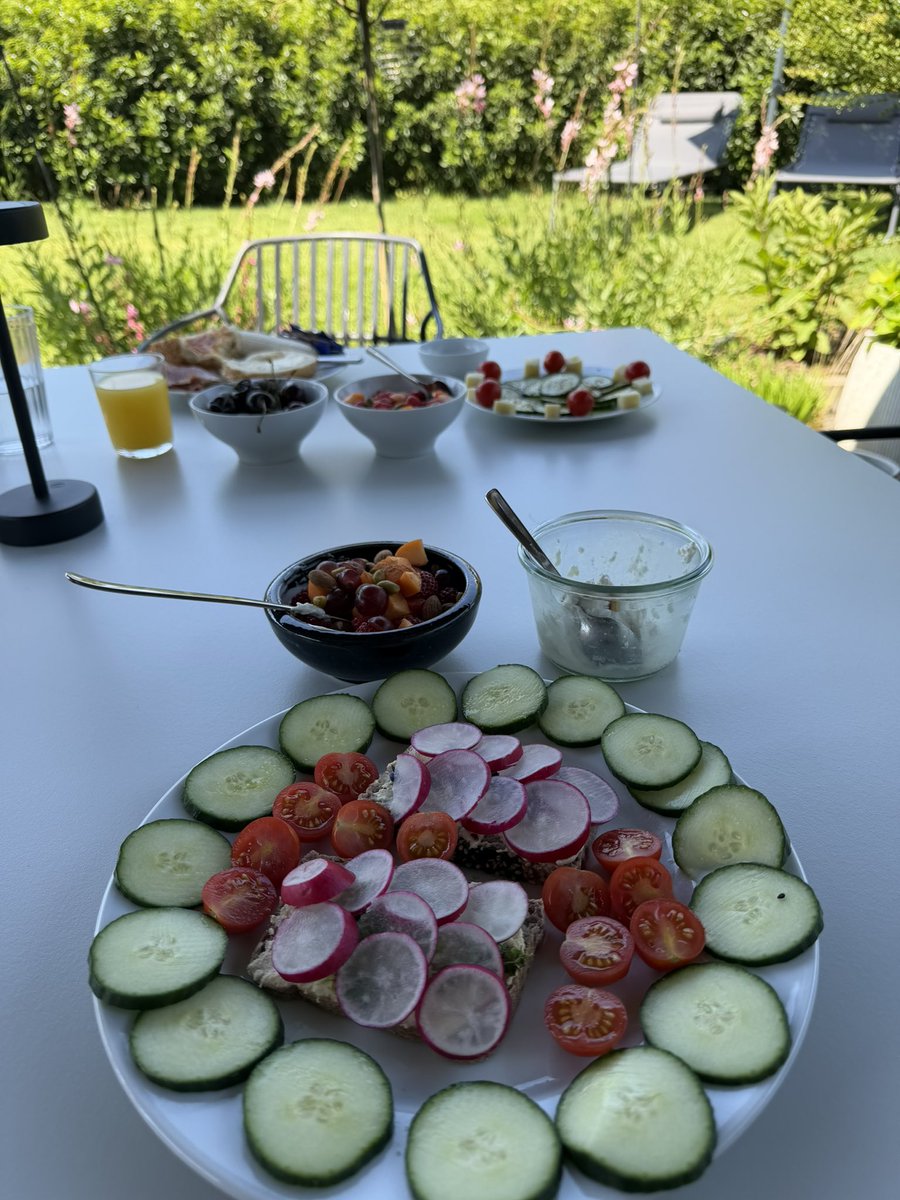 blackforest_24's tweet photo. Spätstück auf der Terrasse #engude #noKI #nocatalogue😉🇬🇷😂 https://t.co/rXbzg6OjWZ