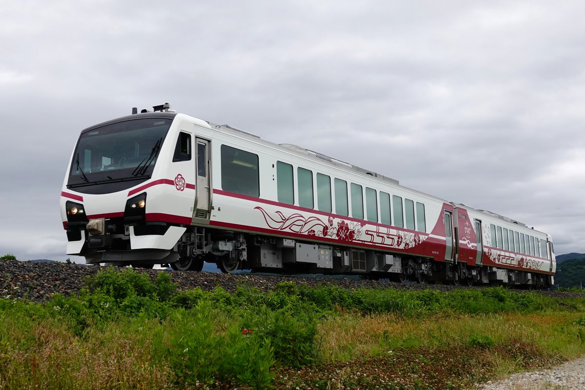 mosuokun's tweet photo. 2026/06/20
HB-E300系　AH1編成　団臨「さくらんぼひなび」左沢線
その２

回9323D
④羽前松山～柴橋　1346頃
※字幕が「羽前高松」となっていますが正しくは「羽前松山」です

9324D
⑤左沢～柴橋　1401頃
⑥南寒河江～羽前長崎　1419頃

ご一緒した皆様、ありがとうございました。 https://t.co/nUbuhnSiQP