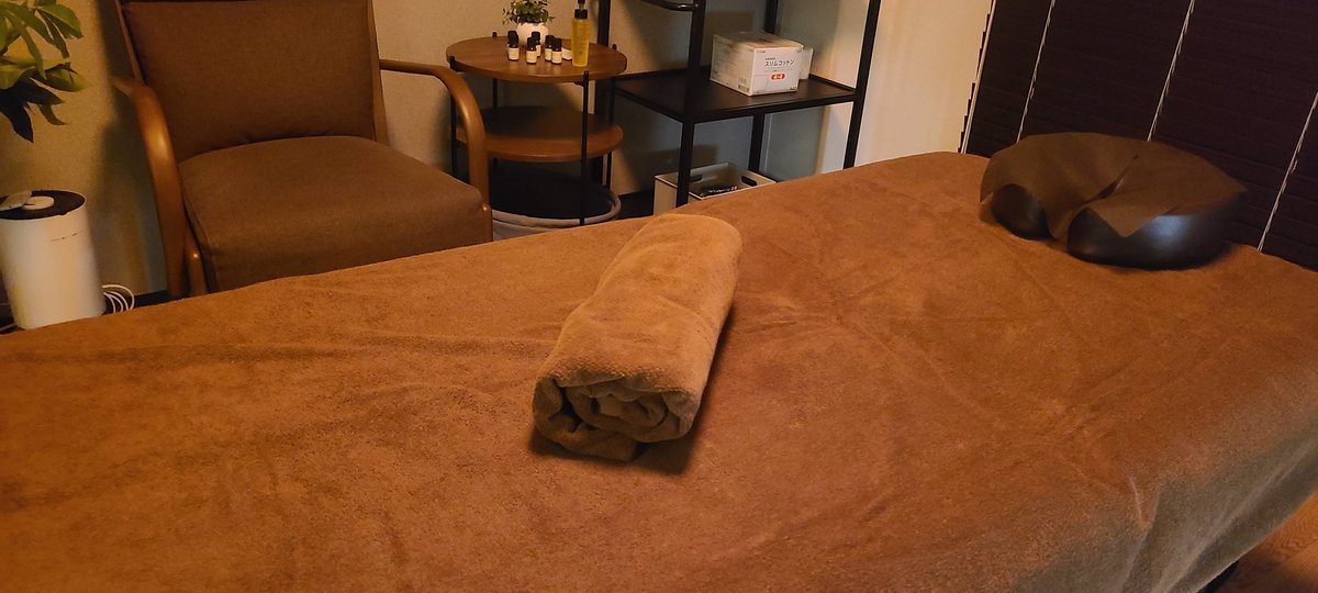 dropmassage's tweet photo. 目指しているのは『感じやすい体づくり』です。
ただ気持ちいいだけでなく、自分の体を丁寧に扱うことで生まれる安心感と開放感。
オイルの温かさ、呼吸に合わせたタッチ、静かな部屋でゆっくり流れる時間。
忙しい毎日のなかで、自分を優先するひとときをお届けします。 https://t.co/8NBtP7Pdm2