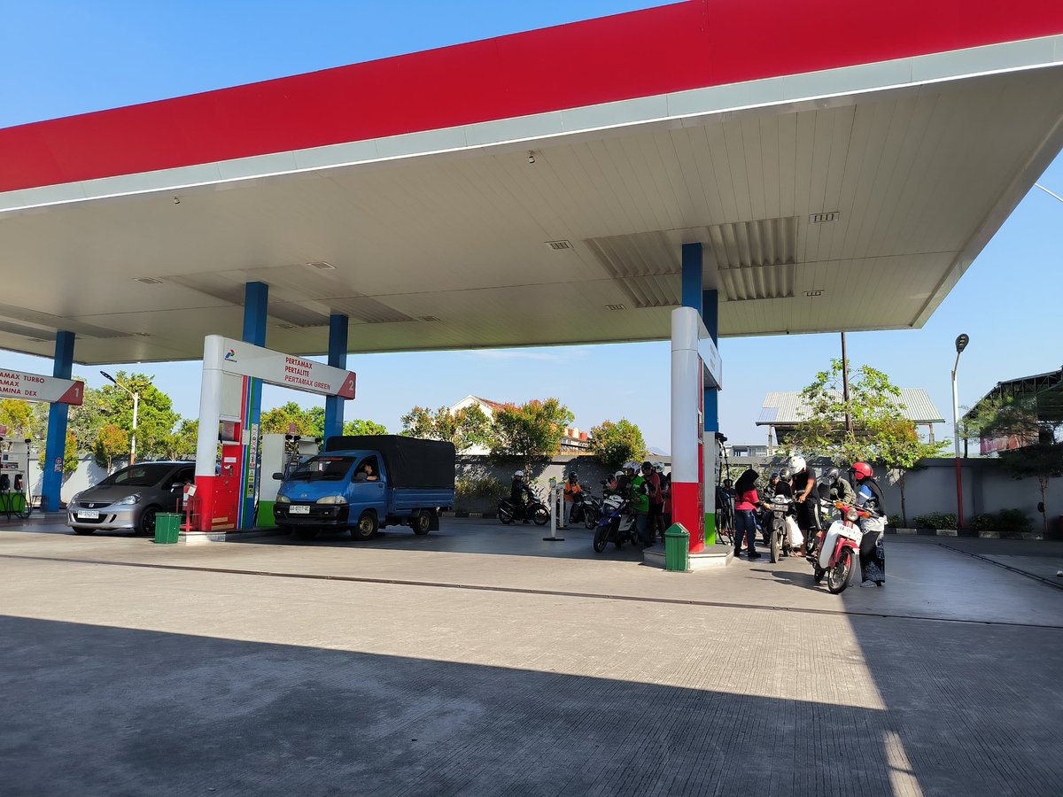 HumasPolsekWat1's tweet photo. Polsek Wates melaksanakan monitoring ketersediaan BBM dan LPG bersubsidi di sejumlah SPBU wilayah Kapanewon Wates,
Hasil pemantauan menunjukkan stok BBM subsidi maupun non-subsidi dalam kondisi aman dan mencukupi kebutuhan. (20/06) https://t.co/QxXKapSBW2