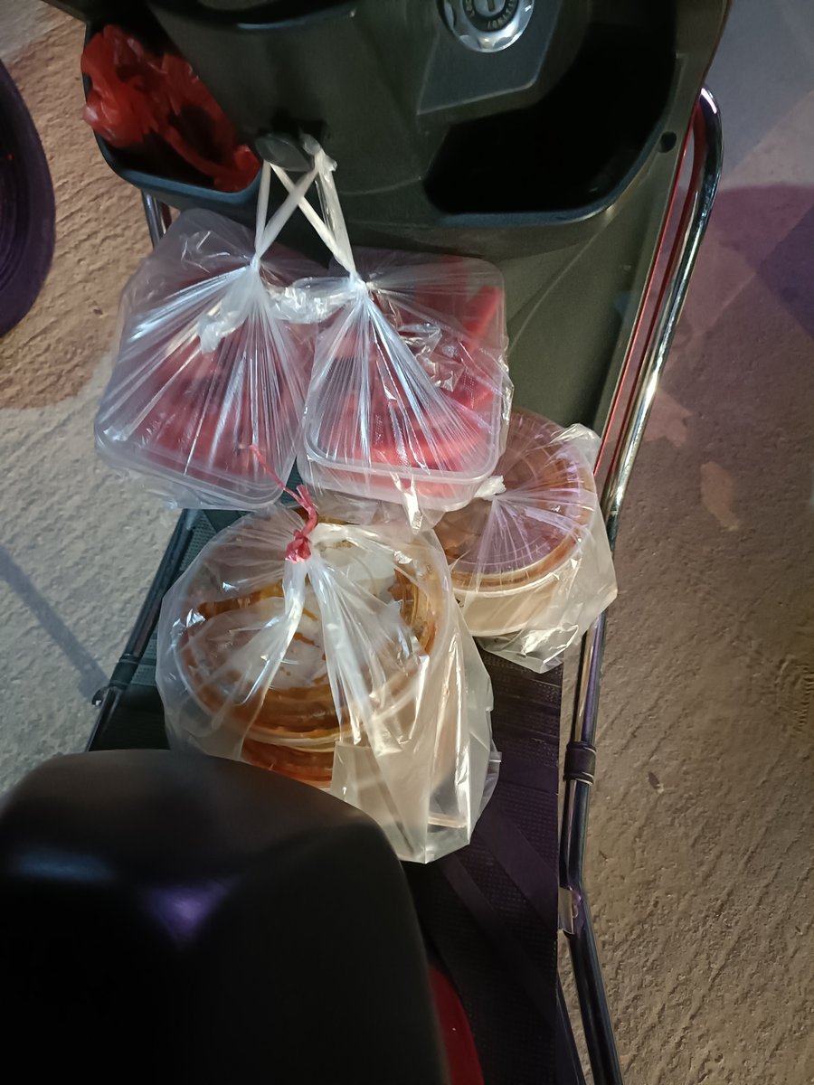 george828433249's tweet photo. [Bought my person their late-night snack on the way home, and got squished into a 2-second hug when they opened the door  Little things hit different.]， https://t.co/a9bVnxw1mh
