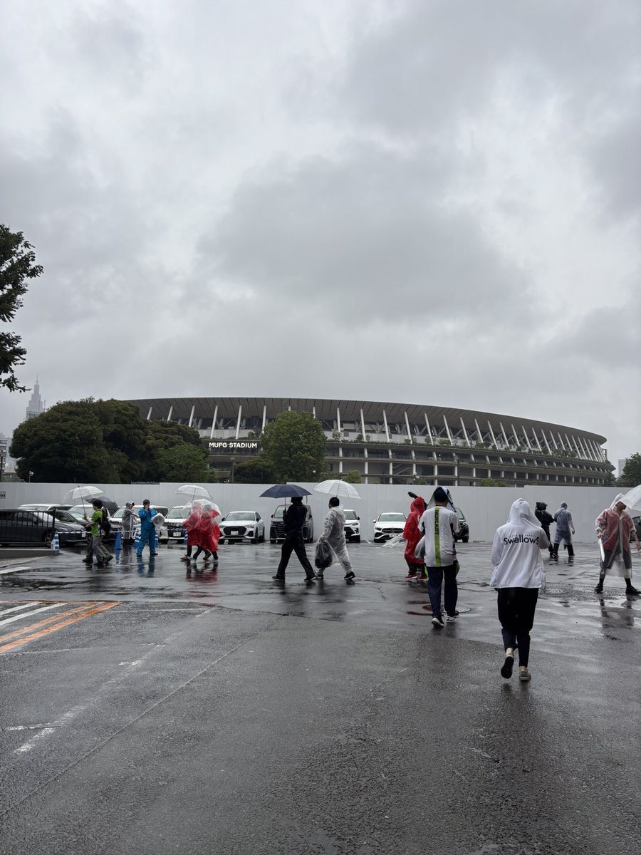 GoldD4c's tweet photo. 外苑前バリ混んでると思ったらイコラブやってた。。
くっそ雨降ってたけど中止にはならなかった
悪い意味で審判団の意地を感じた
 #swallows https://t.co/uTNkwEevbX