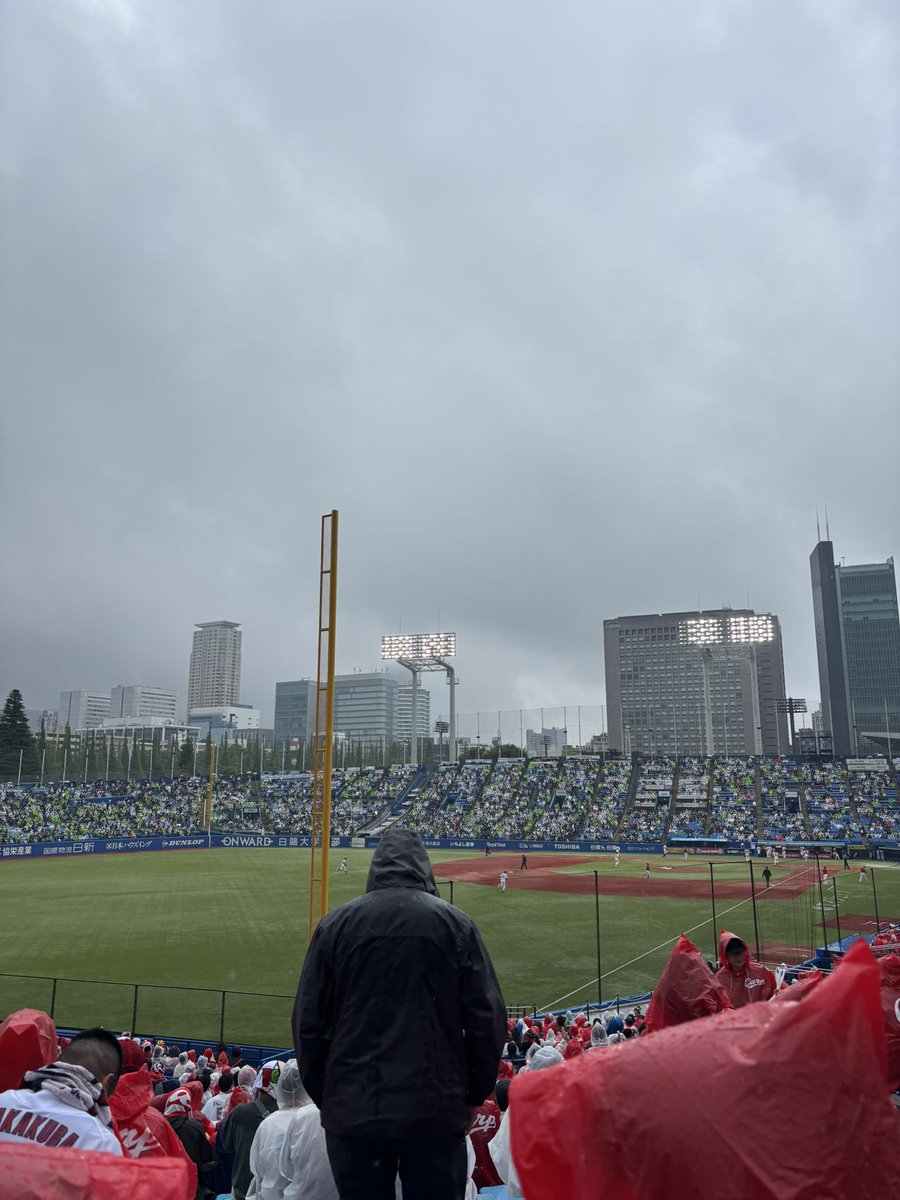 GoldD4c's tweet photo. 外苑前バリ混んでると思ったらイコラブやってた。。
くっそ雨降ってたけど中止にはならなかった
悪い意味で審判団の意地を感じた
 #swallows https://t.co/uTNkwEevbX