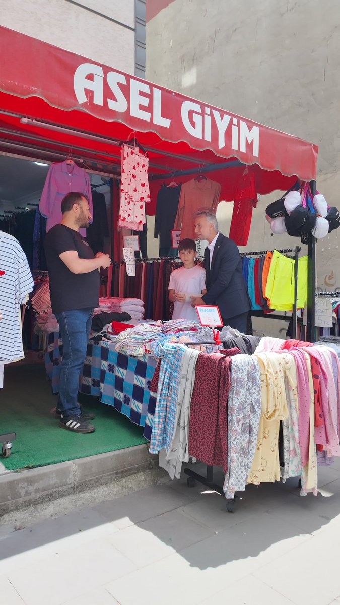 Erdal_Almali's tweet photo. Güllübağlar Mahallemizde esnafımızı, mahalle muhtarımızı ve kıymetli hemşehrilerimizi ziyaret ederek hasbihal etme imkânı bulduk. Mahalle sakinlerimizin talep ve beklentilerini yerinde dinledik notlarımızı aldık. Halkımızın sesi olmak ve sorunların takipçisi olmak için sahadayız https://t.co/d5dDKwoJs2