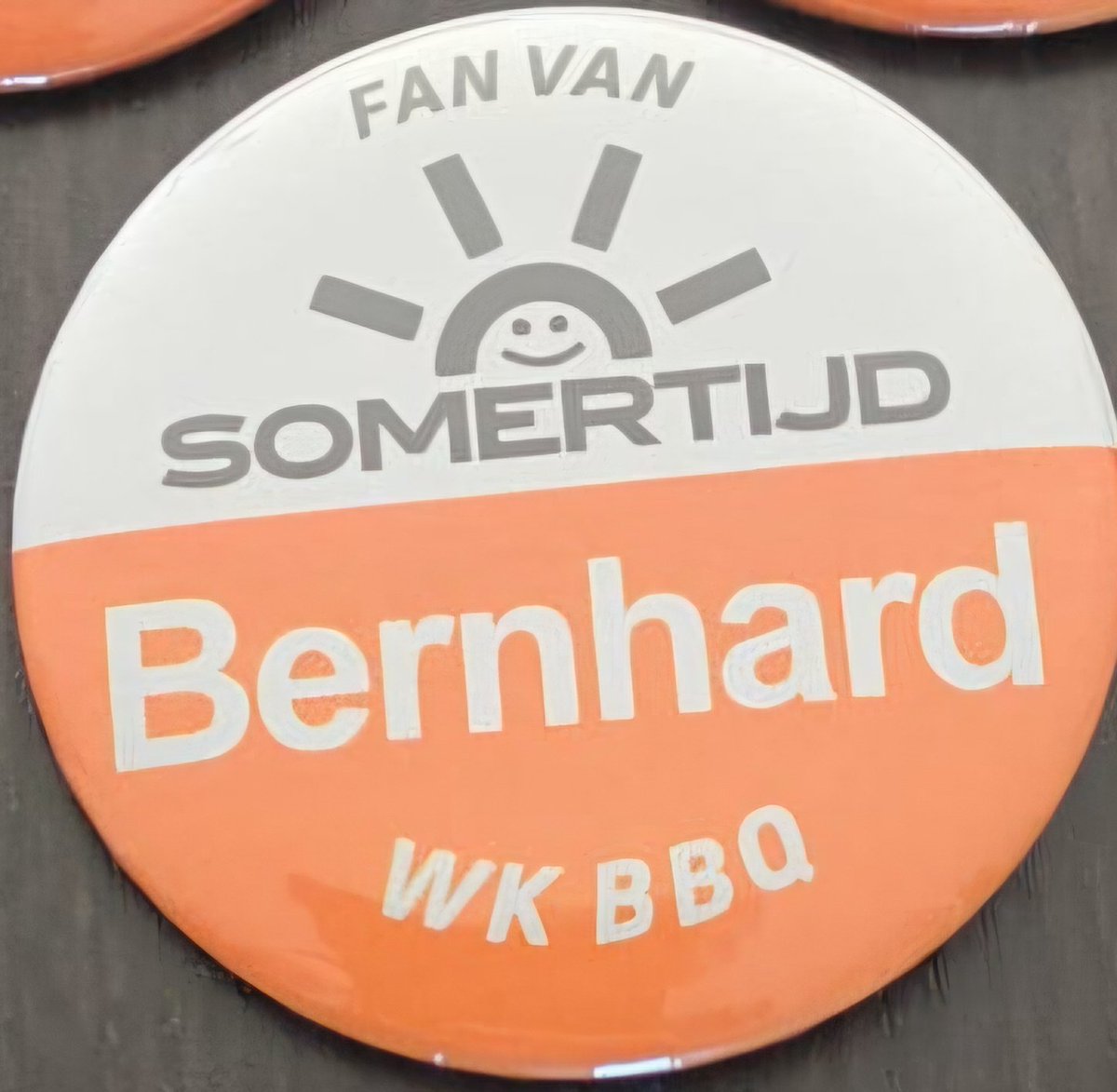 HELPsomertijd's tweet photo. Omdat mijn groene Twittershirt nu 'onbruikbaar' is voor herkenning, heb ik een button opgespeld met mijn naam..... https://t.co/ccZHCmeY5s