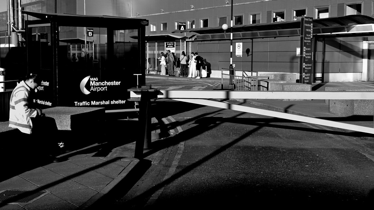 irgianlooka's tweet photo. Geometric starkness. Light and shadow, a prelude to flight. Manchester Airport.
#photography #blackandwhite #monochrome #Manchester https://t.co/HLRDDgqte2