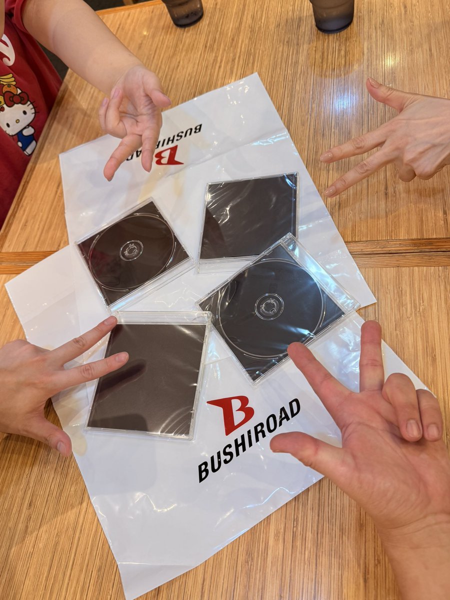 astromaniax26's tweet photo. 8年ぶりに狂うと再会♪
実質ラストDiggyソロライブ以来
無事に買えました会で
思い出話が止まらなかった笑
はー、楽しかったぁア アラララァ ア アァ…♪
#SOULdOUT
#DiggyMO
#AveMujica https://t.co/FEoSrX9vcR