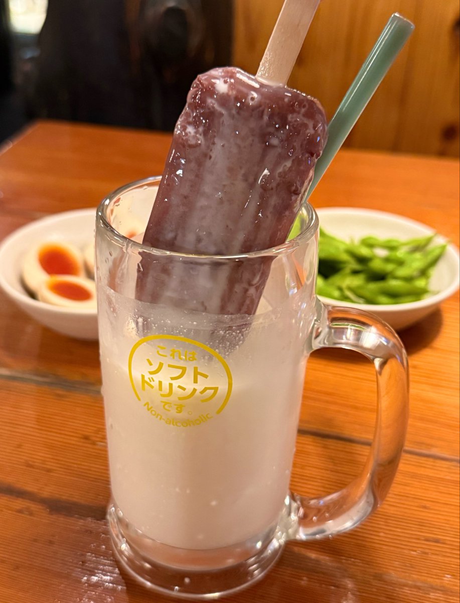 motooikemen's tweet photo. 鳥貴族であずきバー食べた
いや、飲んだ

なぜ鳥貴族であずきバーを飲んでいるんだろう。ここにはなかなか味わえない体験がある！ https://t.co/1InQgwWN7u