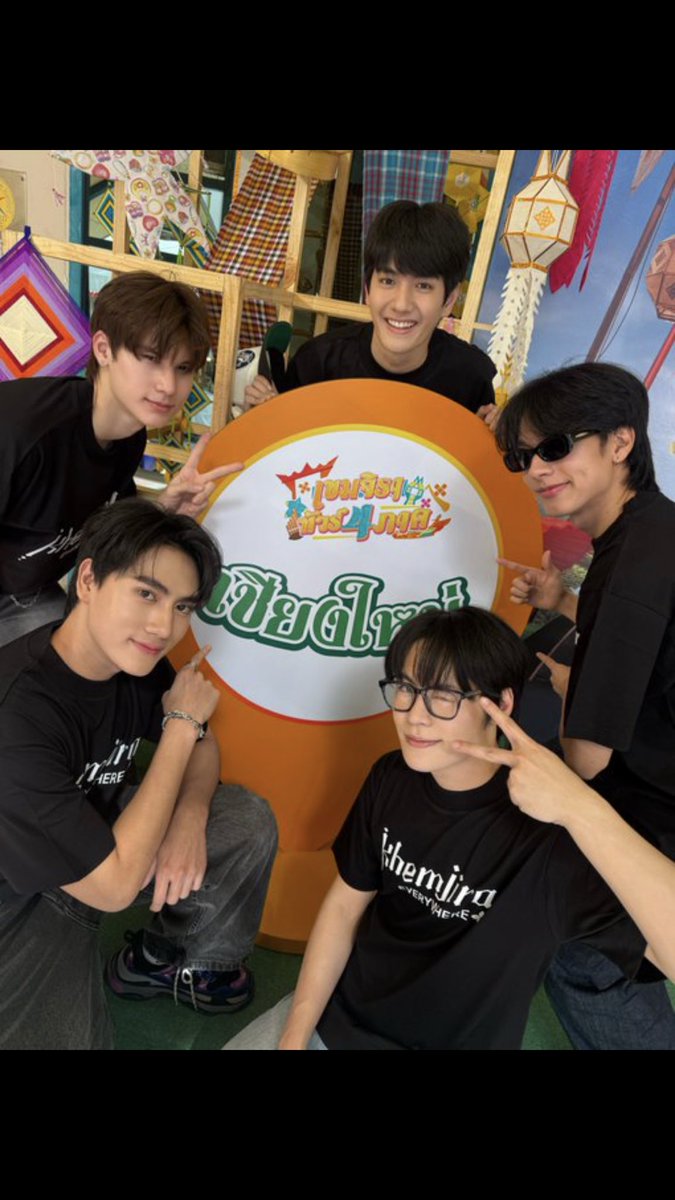 tolafairyyxo's tweet photo. PungNick nation stand up. PungNick stocks has risen over 1000%.  

PungNick, FewGems and Nan(basically steve) at the khemjira tour. 

We’re eating good today omfggg, I just fell on my knees at work. 
#pungphirunwat #nick_abv #pungnick https://t.co/aoxfqNgmqR