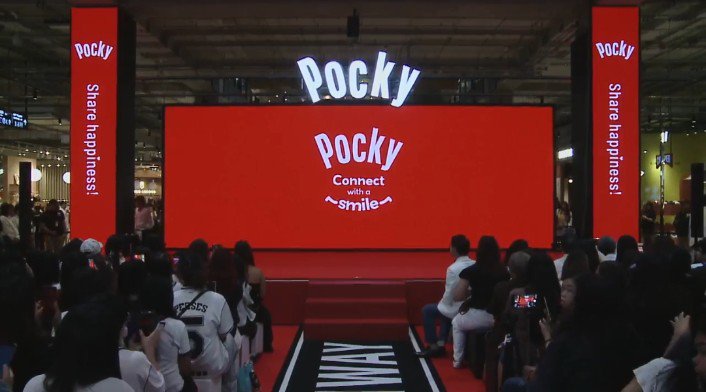 pluemchoke's tweet photo. บรรยากาศงาน จัดเริ่ดอ่าาา

Pocky With PERSES
#POCKYxPERSES https://t.co/iXriKfXHgN