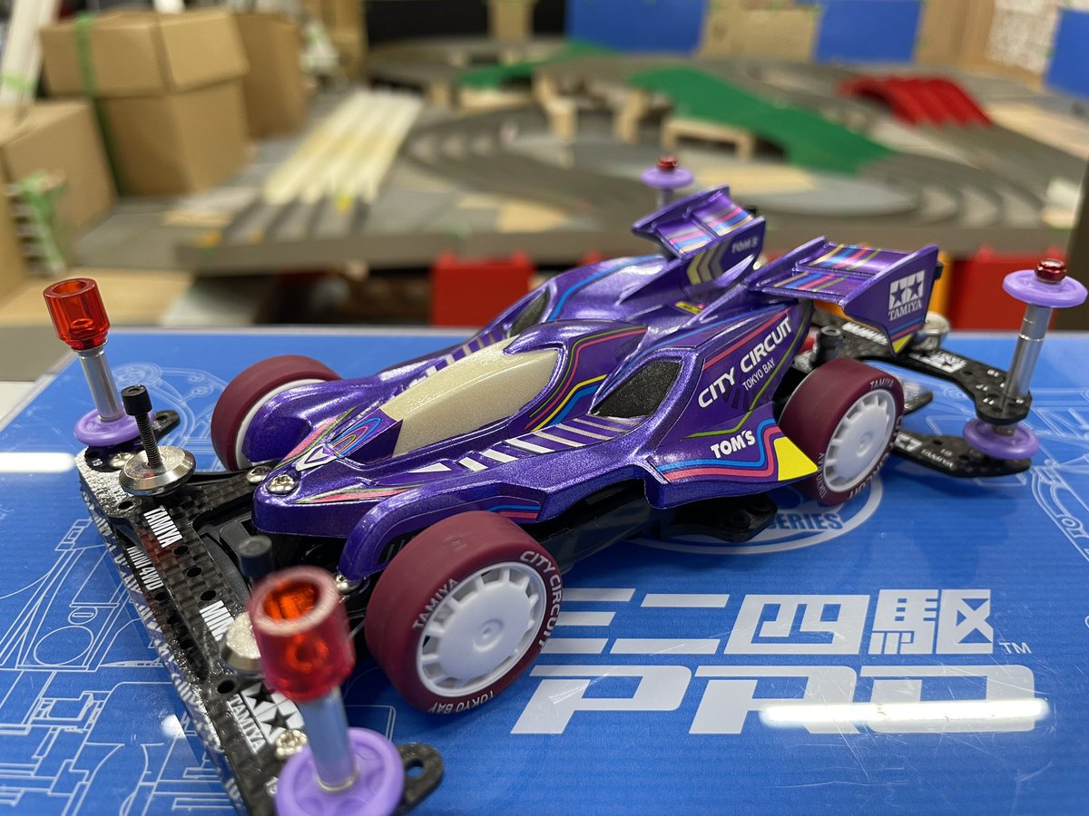black_mage_mk's tweet photo. #ミニ四駆
天気雨ならミニ四駆するしかなーい。
ブレーキ幅広げて飛び姿勢改善…というよりブレーキ効きすぎで速度ダウンしちゃったかな。

今年のガイドブックや今年の限定デザインモーターも入手。
MEシャーシのモチベーションアップよ(´ω｀)ﾏﾝﾀﾚｲ https://t.co/fQqX7cAjvT
