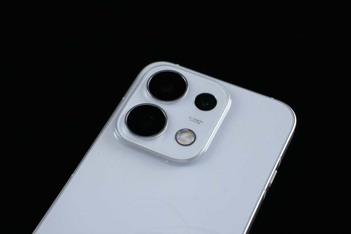 TechFaction1's tweet photo. OPPO Reno 16 Pro looks beautiful ❤️ https://t.co/oSgli7IGYI