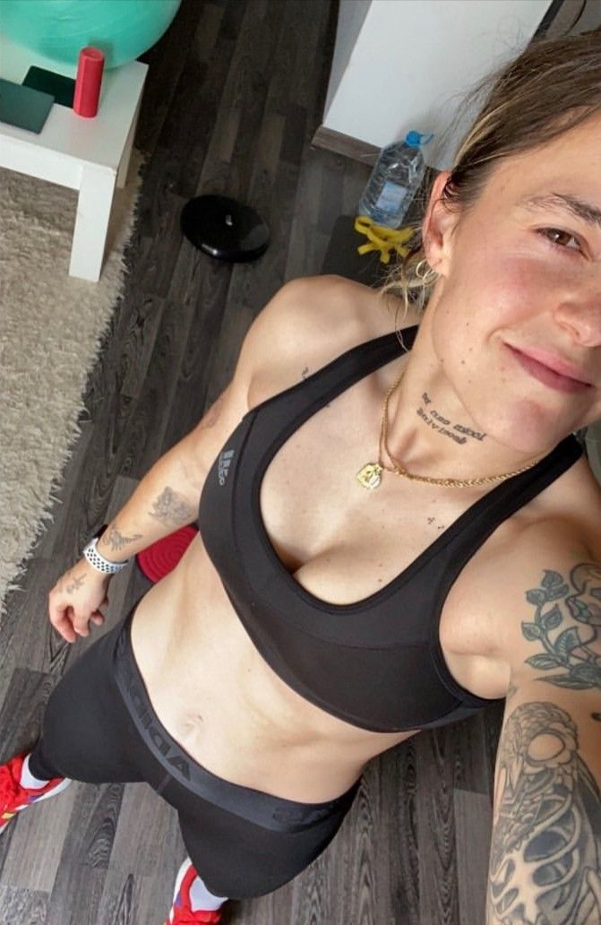 mapiileon_'s tweet photo. ~ María Leon 👸🏼 
    31 y.o 🏳️‍🌈
   Football Player 🫶🏼
   Based on Barcelona 
    Eng/Spa Rol ✨
   Friends , gf/bf? ~
#bisexual #lesbian #fakeland #roleplay #fk 
#marialeon https://t.co/iaoOMnIgDS