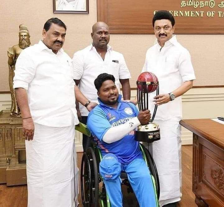 AIADMKITWINGOFL's tweet photo. முதல் போட்டியில் உள்ள நபர் உலகக் கோப்பை வாங்கினார் என்பது எவ்வளவு உண்மையோ,

அதே அளவிற்கு தான் இரண்டாவது போட்டோவில் உள்ளவர் எடப்பாடியார் அண்ணன் மகள் என்பதும்!

#யார்_அந்த_அண்ணன் ?

ஒரு அமைச்சர் முன்னின்று இப்படி ஒரு பொய்யை பரப்பலாமா?
This is also very wrong bro…. https://t.co/touyHbXuvh