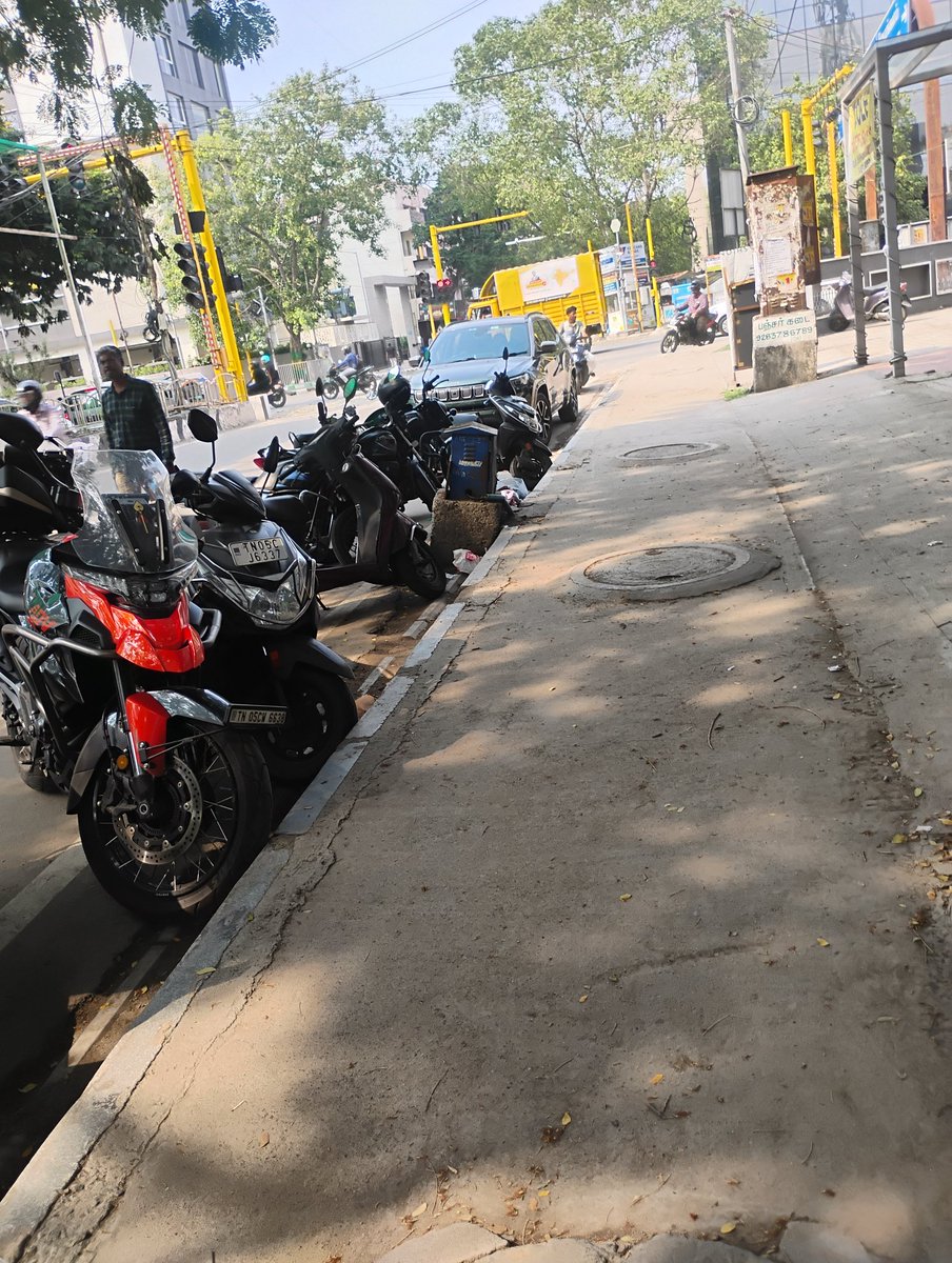 ln_vidhya's tweet photo. @ChennaiTraffic slowly this apot is becoming parking zone. there is enough space to park in complwx but ppl park in road especially when its close to signal.near chinthamani signal, 
anna nagar east. front of crocodile showroom.peak hours vehicle parked in two lines also. https://t.co/bWsfLkhr7l