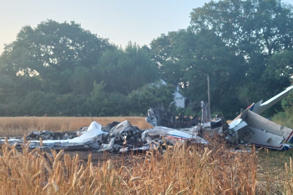 jon_delorraine's tweet photo. ⚫ Claude Guillemot, cofondateur d’Ubisoft, est décédé dans le crash d’un avion de tourisme à La Baule.

Le bimoteur Cessna 421, parti de Rennes, s’est écrasé dans un champ vendredi après-midi. Deux personnes ont perdu la vie, dont Claude Guillemot, propriétaire de l’appareil.

Le dirigeant breton était attendu ce week-end à un rassemblement aérien réunissant plus d’une centaine d’avions à La Baule.