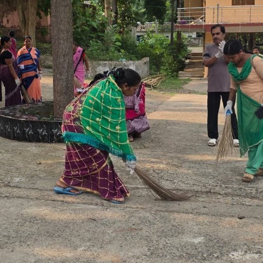 SBMGBOUDH's tweet photo. SBM-G Boudh Odisha
@SBMGBOUDH
Swachhata Abhiyan conducted at public places on the eve of #BikasharaDharaOdishaSara,#BOUDH With active community engagement   #SwachhVillage #ODFPLUS #2YearsOfLokankaSarakar
@swachhbharat @PRDeptOdisha @dmboudh https://t.co/CMSXSkXtX8