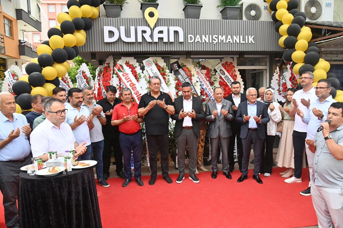 batiakdeniztv's tweet photo. 🏢 Kumluca’da Duran Danışmanlık Görkemli Bir Törenle Açıldı

Antalya'nın Kumluca ilçesinde hizmet vermeye başlayan Duran Danışmanlık, yoğun katılımla gerçekleştirilen açılış töreniyle kapılarını açtı.

İş insanları, siyasi parti temsilcileri, sivil toplum kuruluşlarının yöneticileri, mahalle muhtarları ve çok sayıda davetlinin katıldığı programda birlik ve beraberlik mesajları verildi. Açılış konuşmasını yapan Osman Duran, 35 yıllık belediyecilik tecrübesinin ardından edindiği bilgi ve birikimi danışmanlık sektörüne taşıdıklarını belirterek, Kumluca’ya en iyi hizmeti sunmak için çalışacaklarını ifade etti.

Çevre ilçelerden belediye başkanlarının çelenk gönderdiği törende, belediye başkan yardımcıları ve protokol üyeleri de yer aldı. Yapılan hayırlı olsun konuşmalarında yeni işletmenin ilçeye ve bölge ekonomisine katkı sağlaması temennisinde bulunuldu.

Gönderilen çok sayıdaki çiçek nedeniyle iş yeri adeta çiçek bahçesine dönerken, kurdele kesiminin ardından davetliler yeni ofisi gezerek işletme sahiplerine başarı dileklerini iletti.

📍 Kumluca / Antalya

Detaylar haberimizde:
https://t.co/UkWOrwJPkr

#Kumluca #DuranDanışmanlık #Antalya #Açılış #KumlucaHaber #BatıAkdenizTV #OsmanDuran #OğulcanOktay