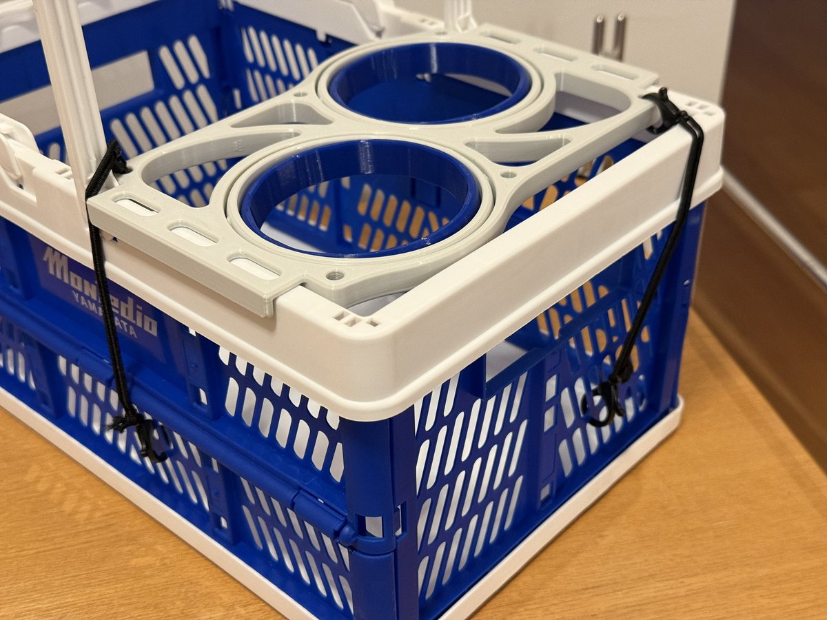 himucl's tweet photo. ハメ合いが緩めのコンテナで使う場合は、ゴムとフック等で固定する方法もあります
とりあえず2箇所でやってみましたが、不安な場合は4箇所でも
写真のカニかんは小さめなので、もう少し大きいものがいいかもしれません https://t.co/jnsGhbJ34x