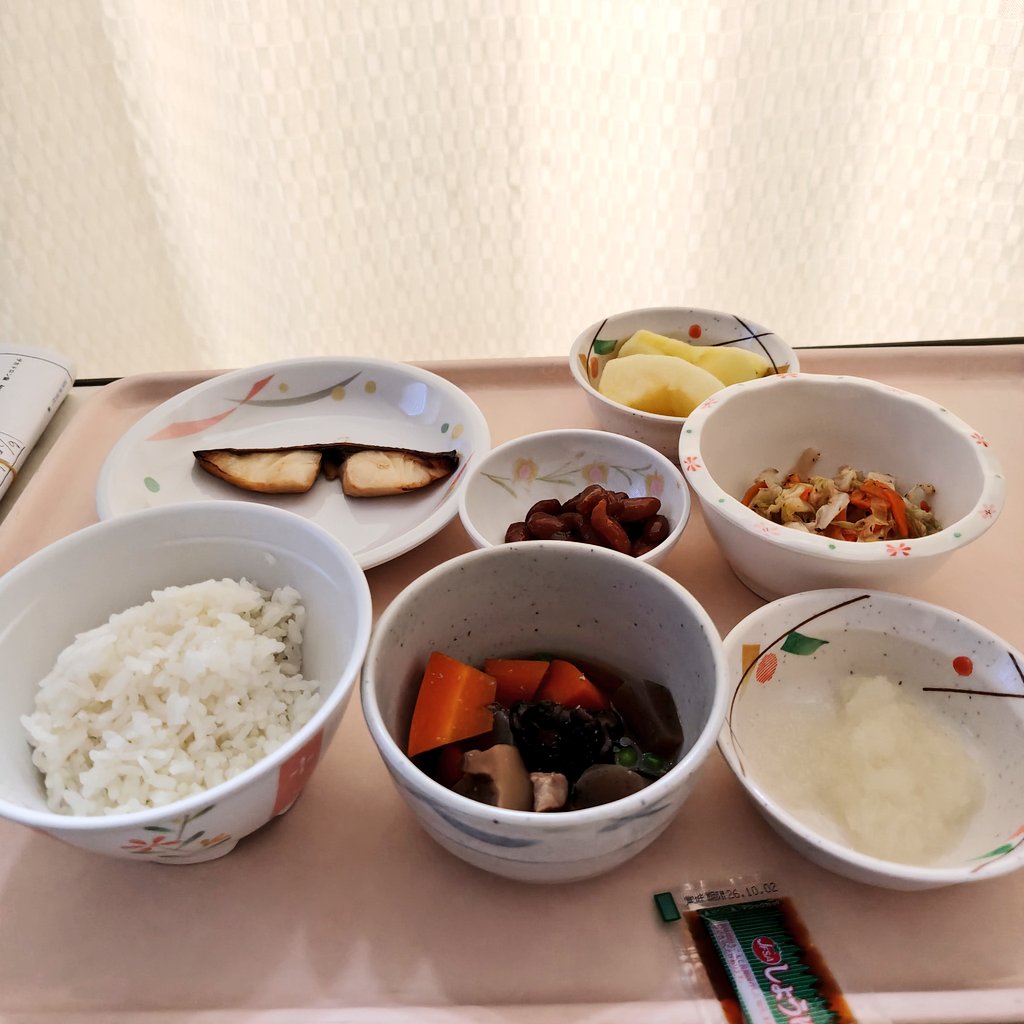 ribonlist's tweet photo. 【6/20の晩御飯】

お魚に大根おろしは好きです💕
白米が減ったおかげか、おかずはたいして変わらないのに食べれてる気がします
今夜は🍎が付きました https://t.co/FWy29HG4VZ
