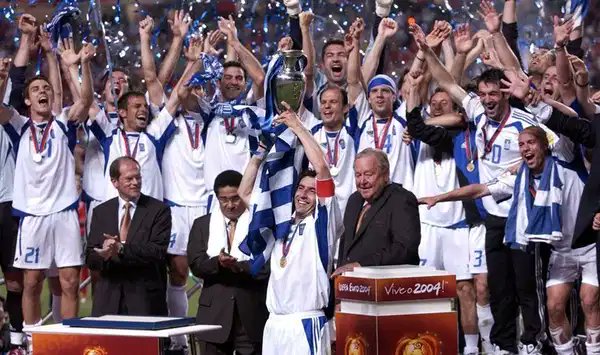 delfayte's tweet photo. Yunanistan 2004'te avrupa şampiyonu olup futbol işini zirvede bıraktı, hiçbir turnuvaya gitmiyor, prim, sabah kalkıp maç izleme stresi yok, ülke full euroleague falan kovalıyor. Onları bile kıskanmaya başladık https://t.co/bU2QeWDvFI