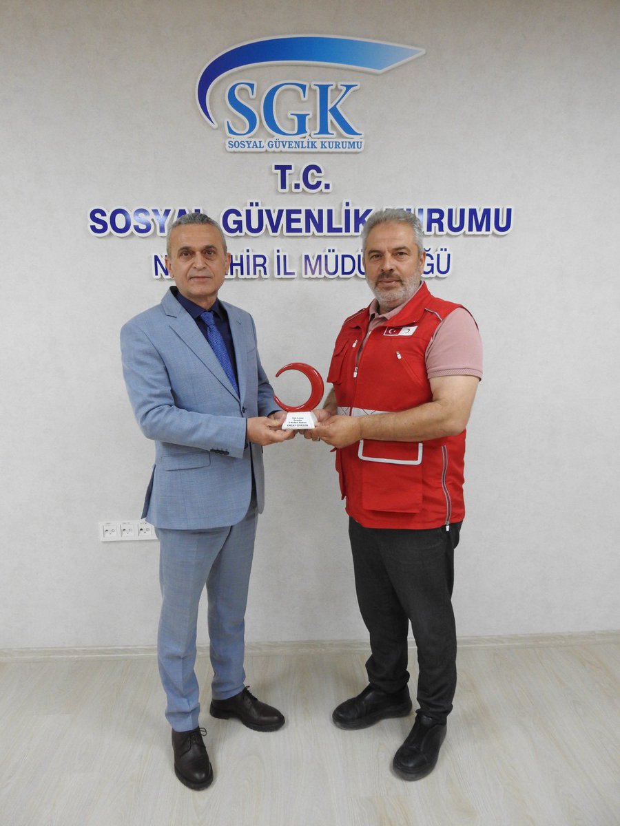 KizilayNevsehir's tweet photo. İl Merkezi başkanımız @ercan_civelek, il başkan yardımcımız @yusufstlm50 üst kurul delegemiz @nalikizoglu2, personelimiz @bd97_ ile, T.C. SGK İl Müdürü @mhbaltaci Baltacı’ya yeni hizmet binasında hayırlı olsun ziyaretinde bulundu.SGK İl müdürü @mhbaltaci’ya muvaffakiyet dilediler https://t.co/oQJJKjpBoH